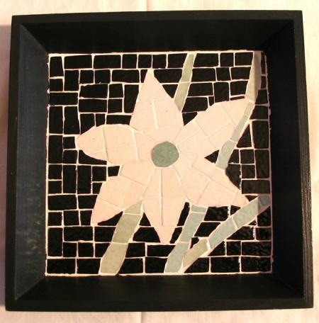 PLATEAU NOIR FLEUR BLANCHE
